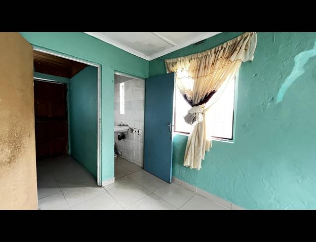 5 BEDROOM HOUSE FOR SALE IN UMLAZI BB